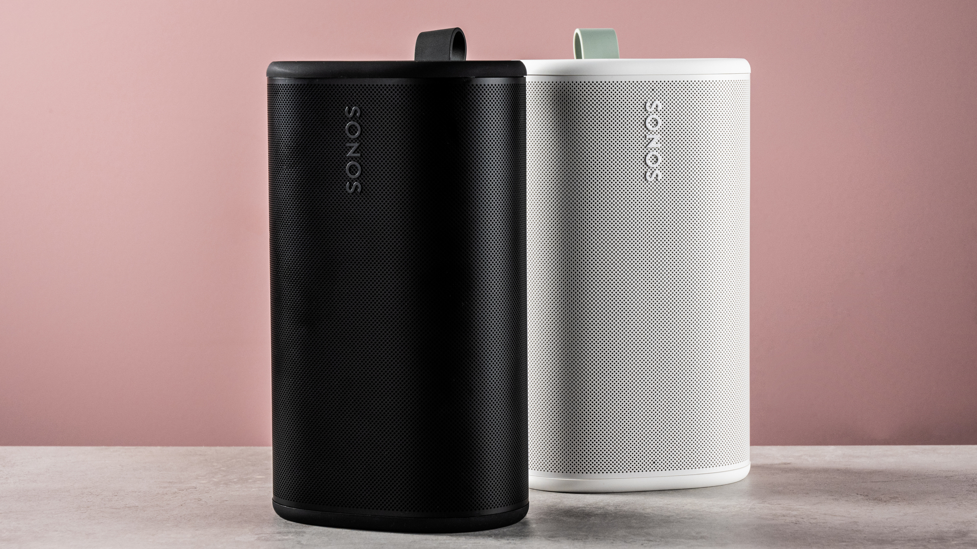 O alto-falante Sonos Play em preto e branco um ao lado do outro 'O todo é genuinamente maior que a soma das partes': Nosso...