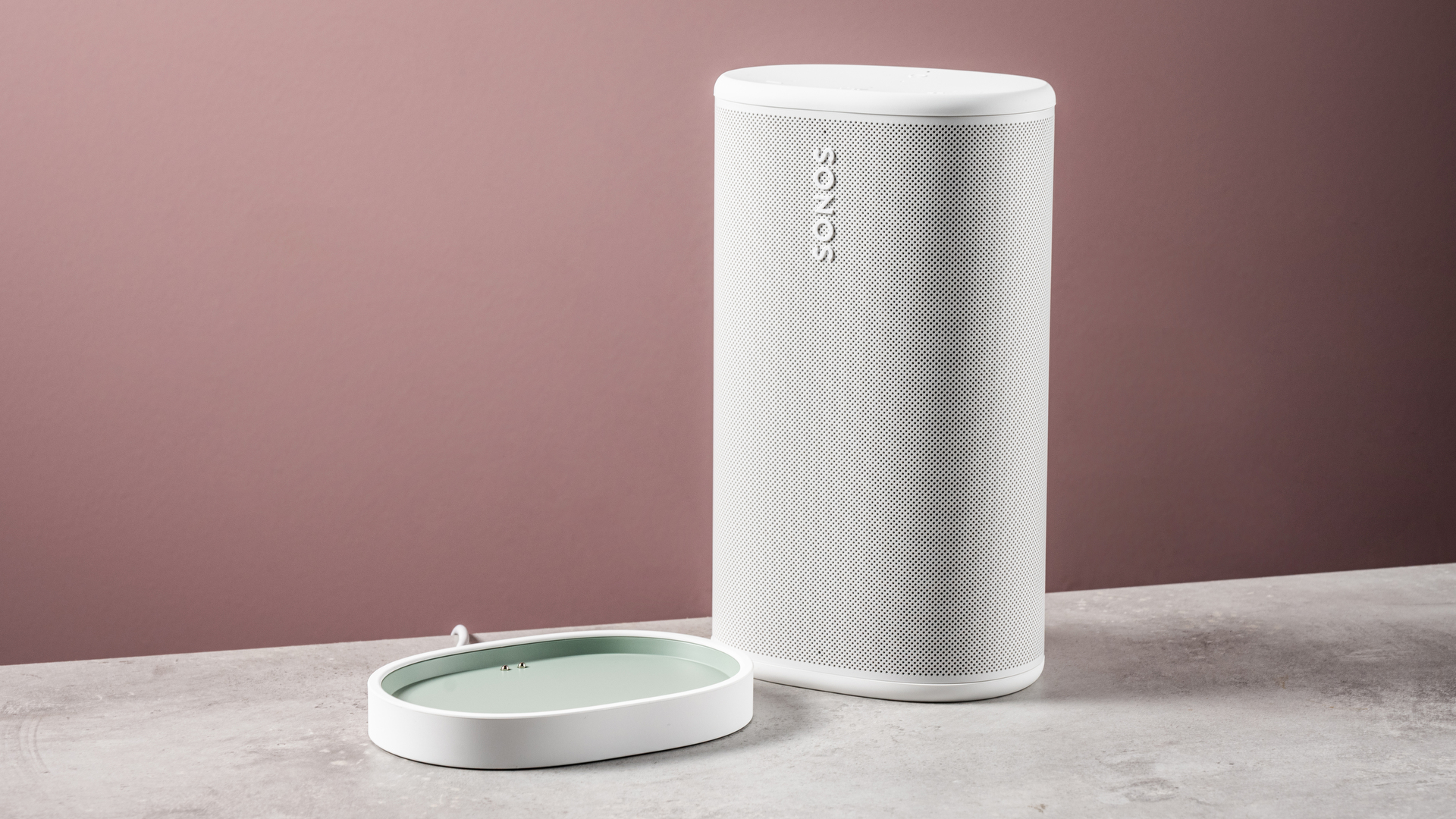 O alto-falante Sonos Play próximo à base de carregamento 'O todo é genuinamente maior que a soma das partes': Nosso...