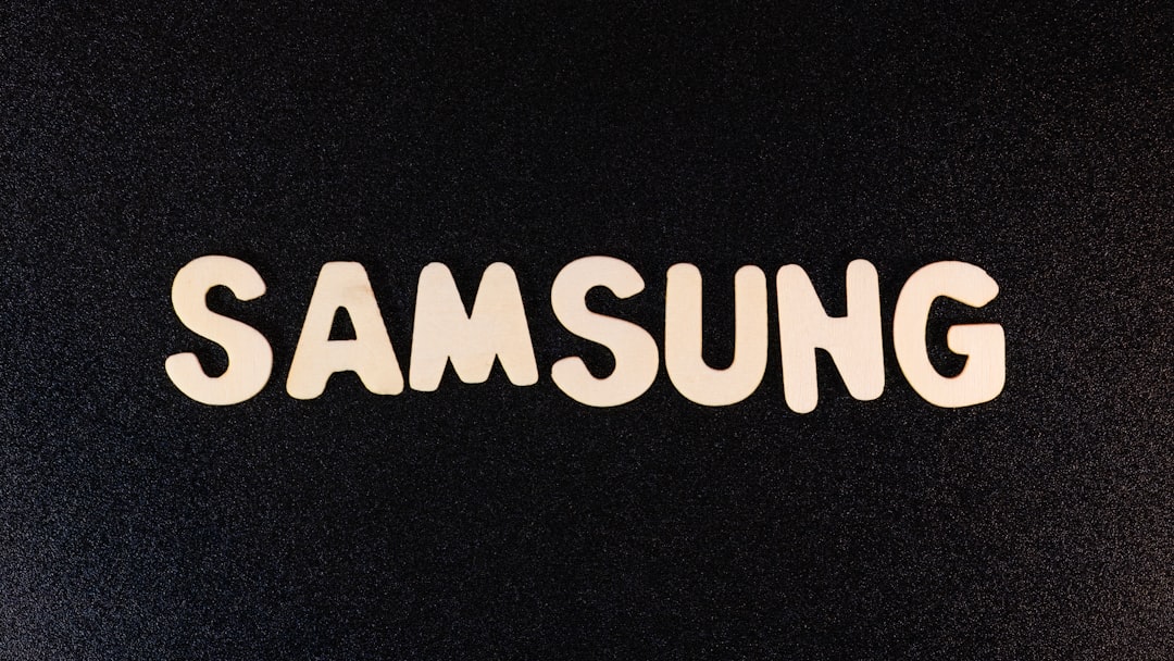 Photographie faisant partie de la série de photographies "Letters" : Samsung | a close up of a samsung logo on a black surface