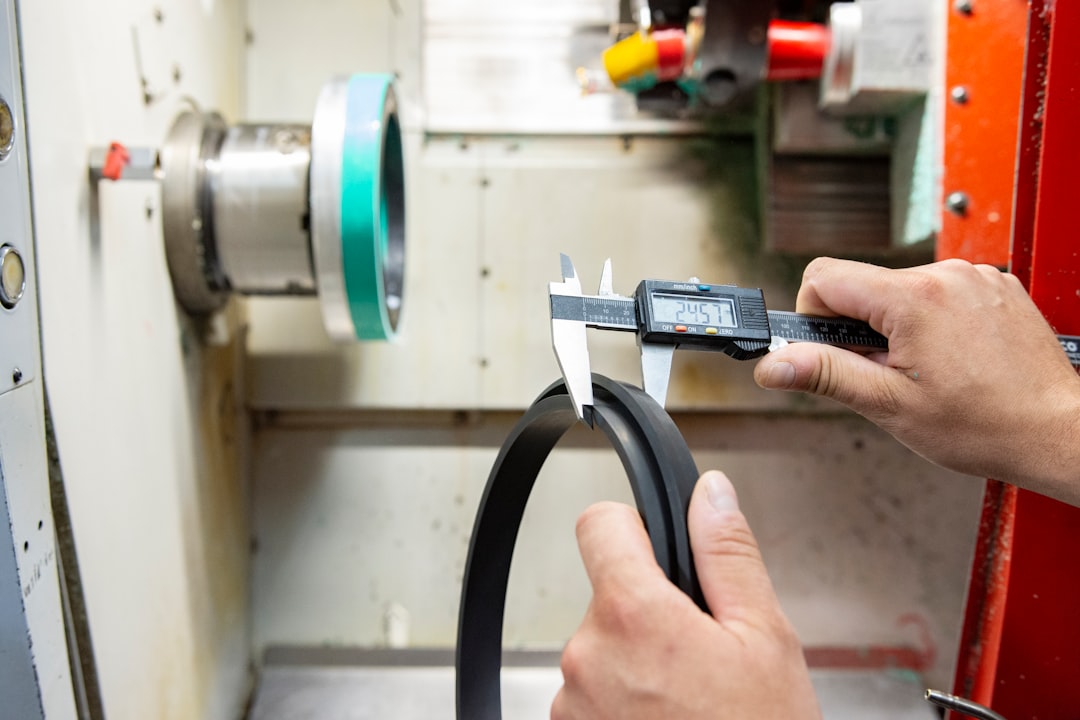 www.afinisgroup.sk | a man working on a machine with a pair of scissors